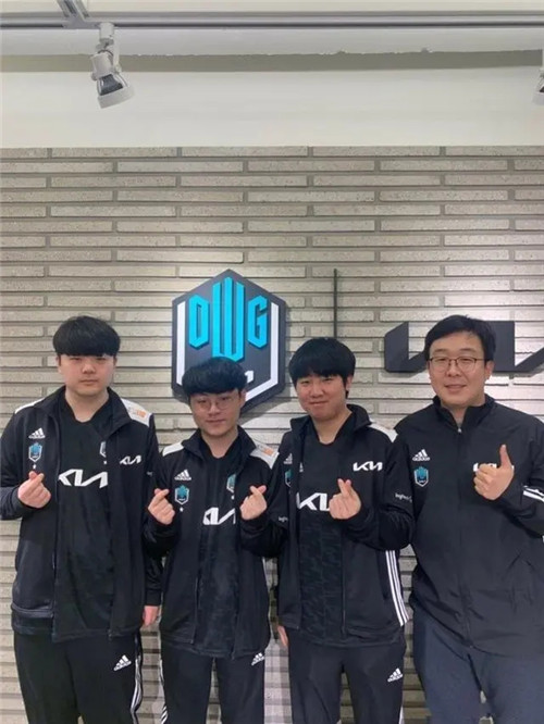 罗马诺：拜仁、阿贾克斯有意17岁中场穆卡萨，曼城仍很信任他